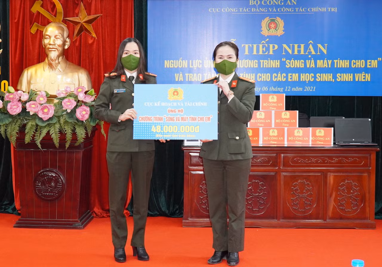 100 máy tính bảng được trao tặng trong Chương trình “Sóng và máy tính cho em” -0
