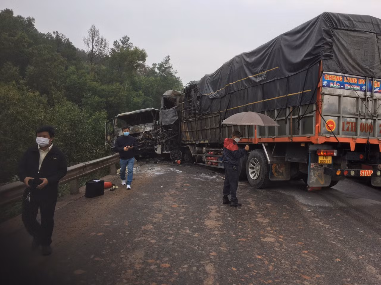 Hiện trường kinh hoàng xe tải đối đầu ô tô đầu kéo trên đường tránh Huế -0