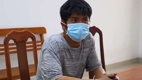 Nghi can đốt và ôm thi thể cô gái chết cháy trốn nhiều giờ dưới giếng cạn