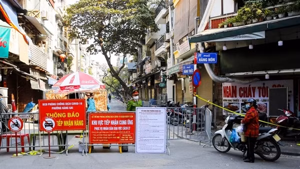Quận Đống Đa dừng các hoạt động tập trung đông người, chỉ bán hàng ăn mang về ảnh 2