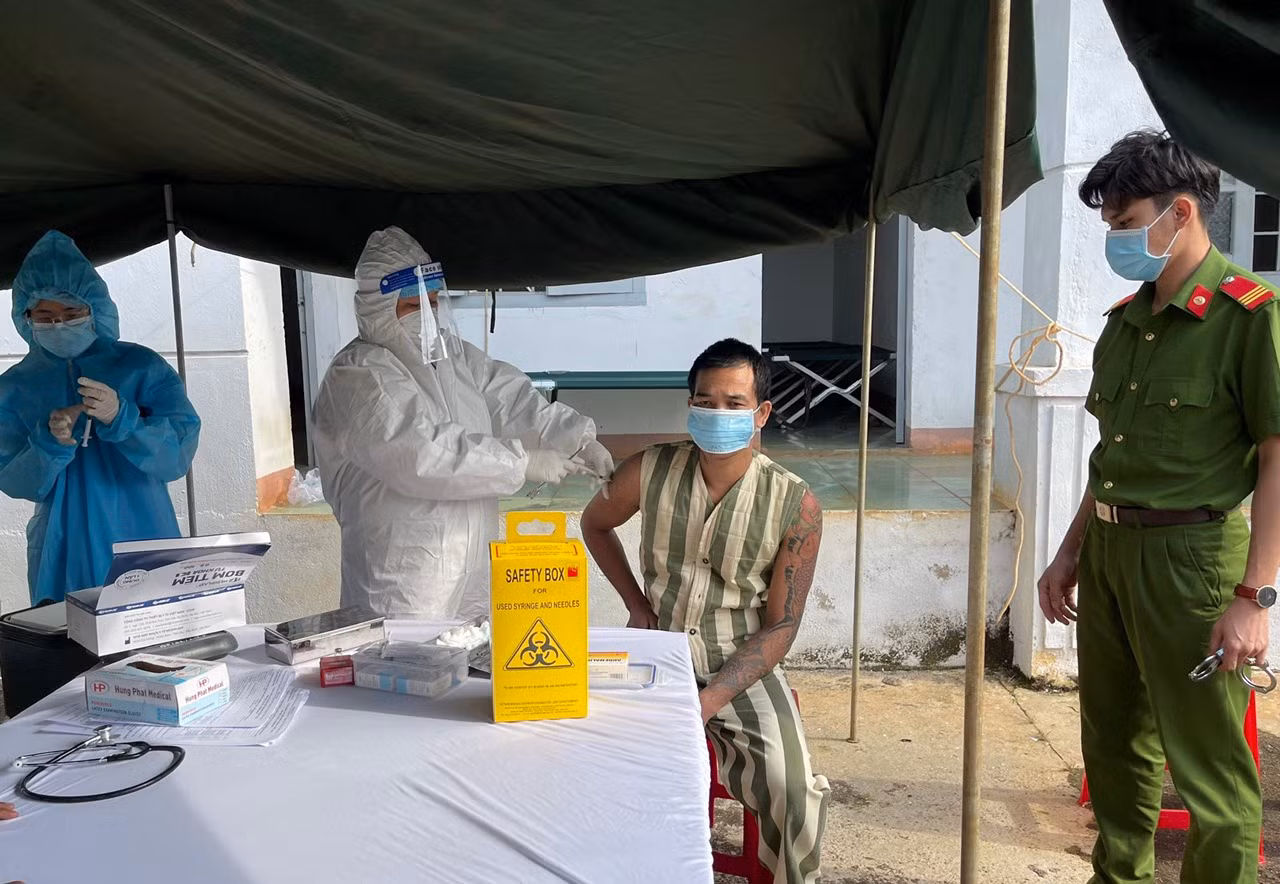 Triển khai tiêm vaccine&nbsp;phòng COVID-19 cho các đối tượng đang bị tạm giữ, can, phạm nhân -0