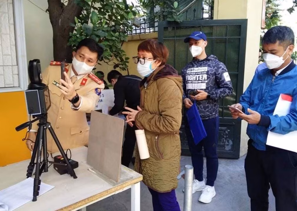 Phòng CSGT Công an TP Hà Nội được trang bị máy quét mã QR trên thẻ CCCD -0