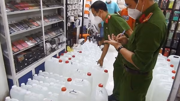 Đối tượng buôn lậu manh động chống Cảnh sát ảnh 1