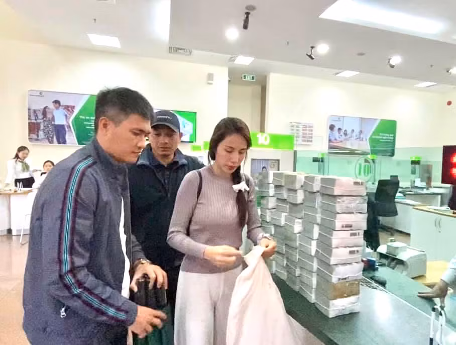 Thủy Tiên trao tiền nhưng trao bao nhiêu thì xã không biết -0