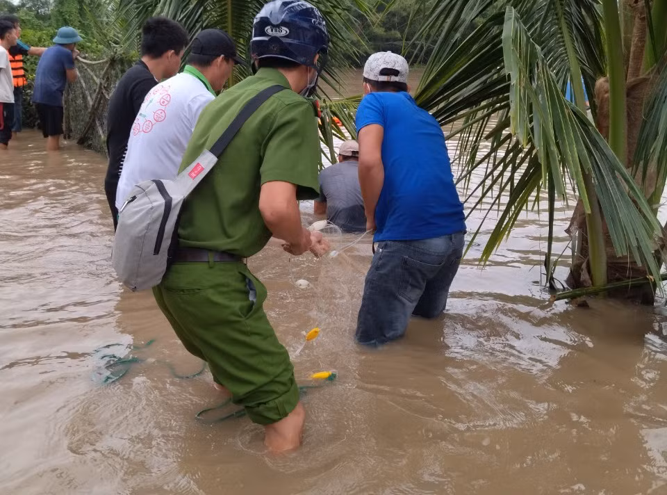 Công an xã cùng dân quân và người dân dầm mình trong nước lũ tìm kiếm thiếu niên mất tích -0