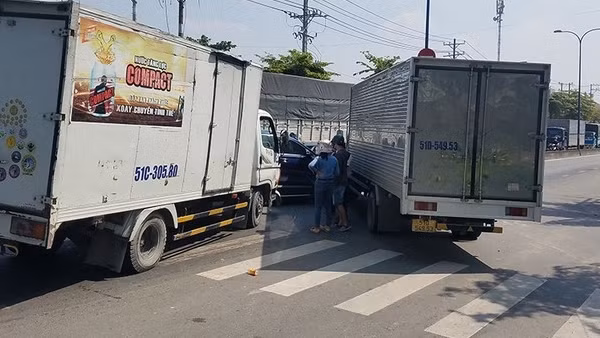 Tai nạn giao thông liên hoàn trên cầu vượt bắc ngang cao tốc, 5 người thương vong ảnh 2