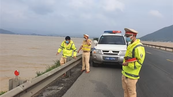 Công an Phú Yên vinh dự nhận Cờ thi đua của Chính phủ ảnh 2