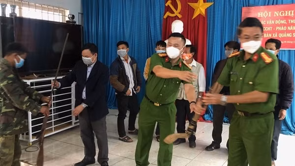 Phát động người dân giao nộp vũ khí, vật liệu nổ, công cụ hỗ trợ và pháo nổ