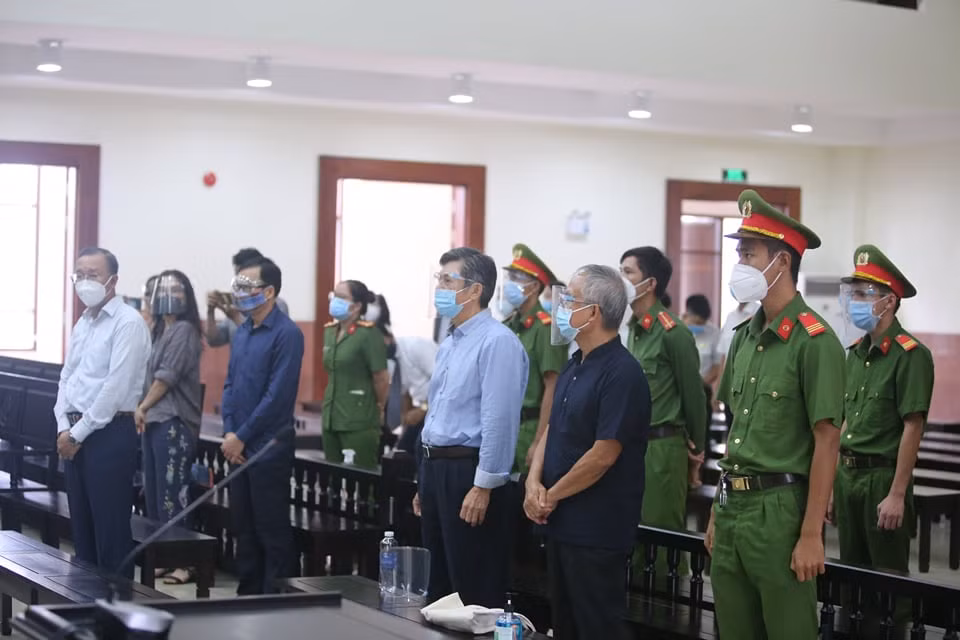 Cái giá phải trả của những người nhắm mắt làm bừa -0
