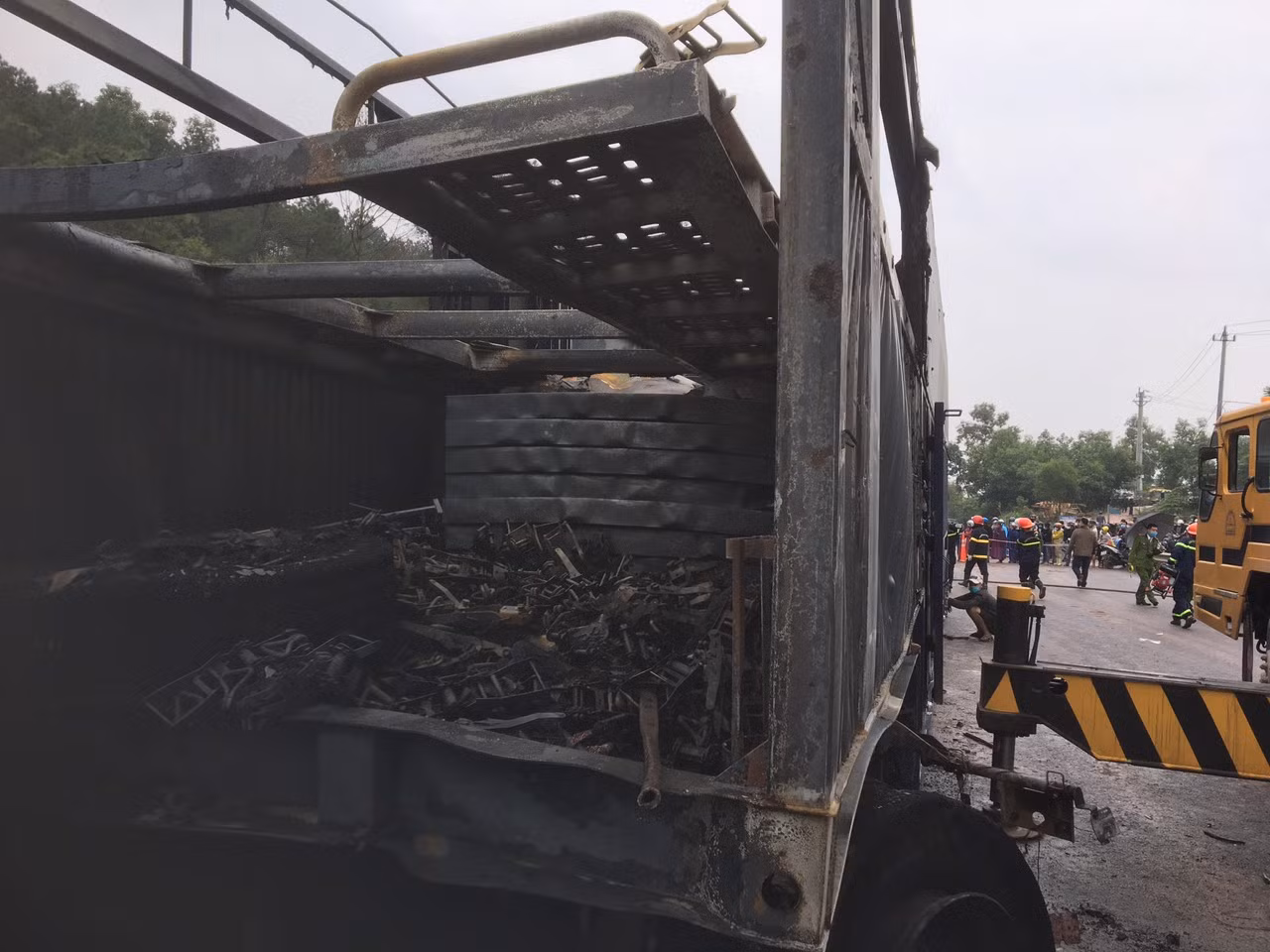 Hiện trường kinh hoàng xe tải đối đầu ô tô đầu kéo trên đường tránh Huế -1