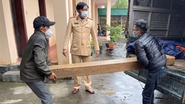 Kiểm lâm vây bắt “lâm tặc” lúc rạng sáng ảnh 4