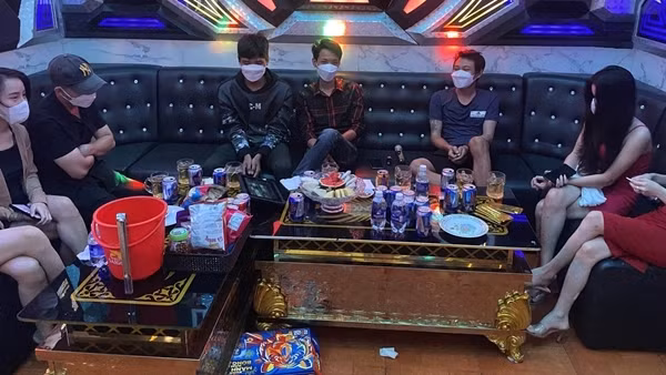 TP Hồ Chí Minh cho phép karaoke, vũ trường, quán bar mở cửa trở lại từ ngày 10/1 ảnh 3