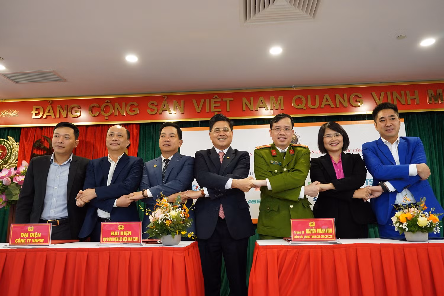  Ký thỏa thuận hợp tác giữa Trung tâm nghiên cứu, ứng dụng dữ liệu dân cư và căn cước công dân với 12 đối tác -0
