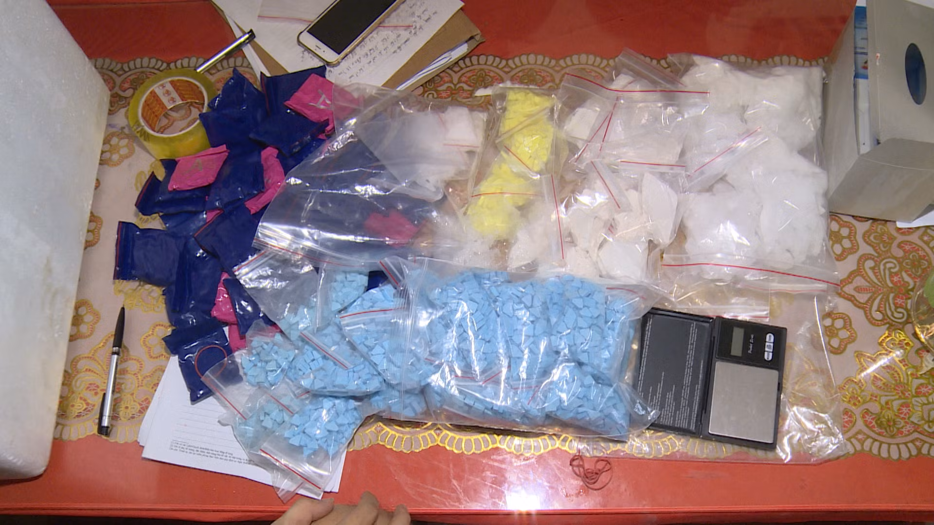 Hai anh em tham gia đường dây ma túy 13 bánh heroin,, 8kg ketamine, 4 khẩu súng -0