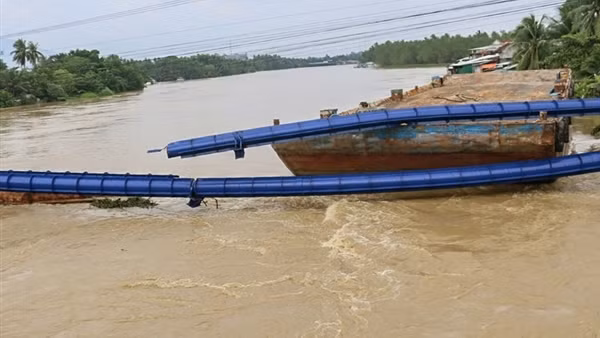 Sà lan mất lái tông chìm ghe chở cá ảnh 3