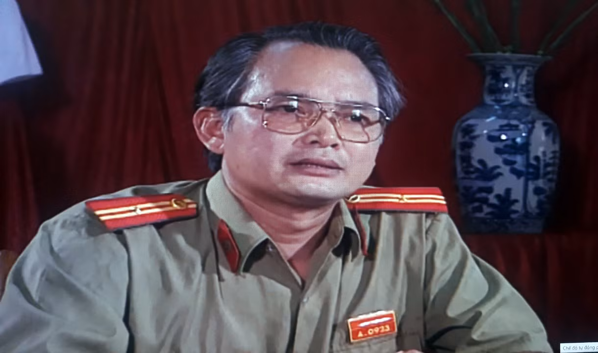nsưt trần tường vai giám thị trại giam trong phim sóng ở đáy sông.jpg -0