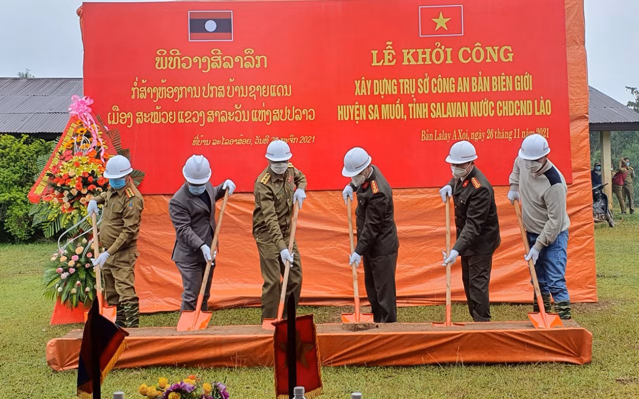 Khởi công xây dựng trụ sở làm việc của Công an các bản giáp biên giới Việt Nam - Lào -0