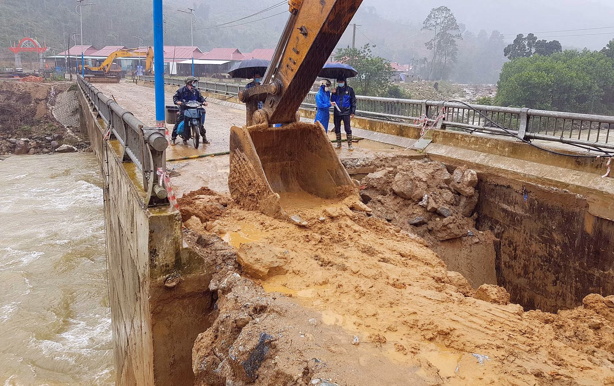 Quảng Nam khẩn trương khắc phục tình trạng sạt lở do mưa lũ -0