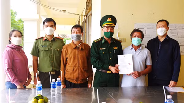 Cứu sống 2 ngư dân bị chìm tàu trên biển ảnh 4
