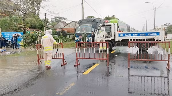 Mưa lũ trái mùa làm hàng chục nhà dân tốc mái, nhiều ghe thuyền bị chìm ảnh 4