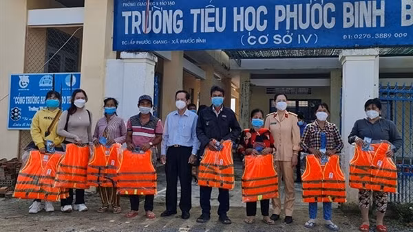 Công an tỉnh Tây Ninh tặng xe đạp, quà cho học sinh nghèo ảnh 3