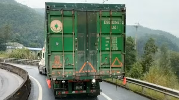 “Né” trạm thu phí, container cày nát đường làng ảnh 3
