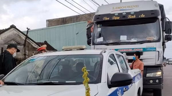 Phạt tài xế và chủ phương tiện không chấp hành hiệu lệnh kiểm tra của CSGT