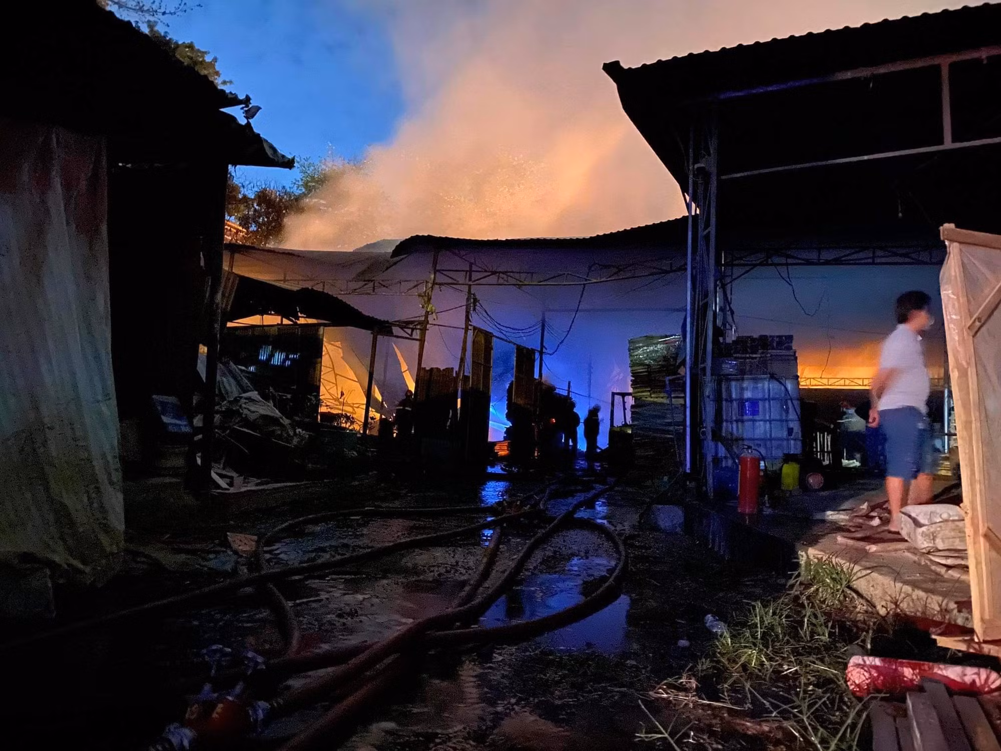 Công nhân vừa tan ca, xưởng gỗ bùng cháy nghi ngút -0