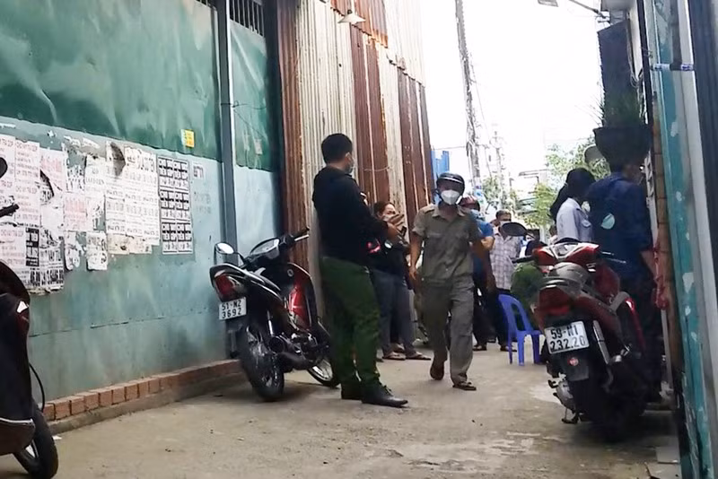 Ngất xỉu khi thấy người phụ nữ tử vong trong nhà trọ trong tư thế treo cổ -0