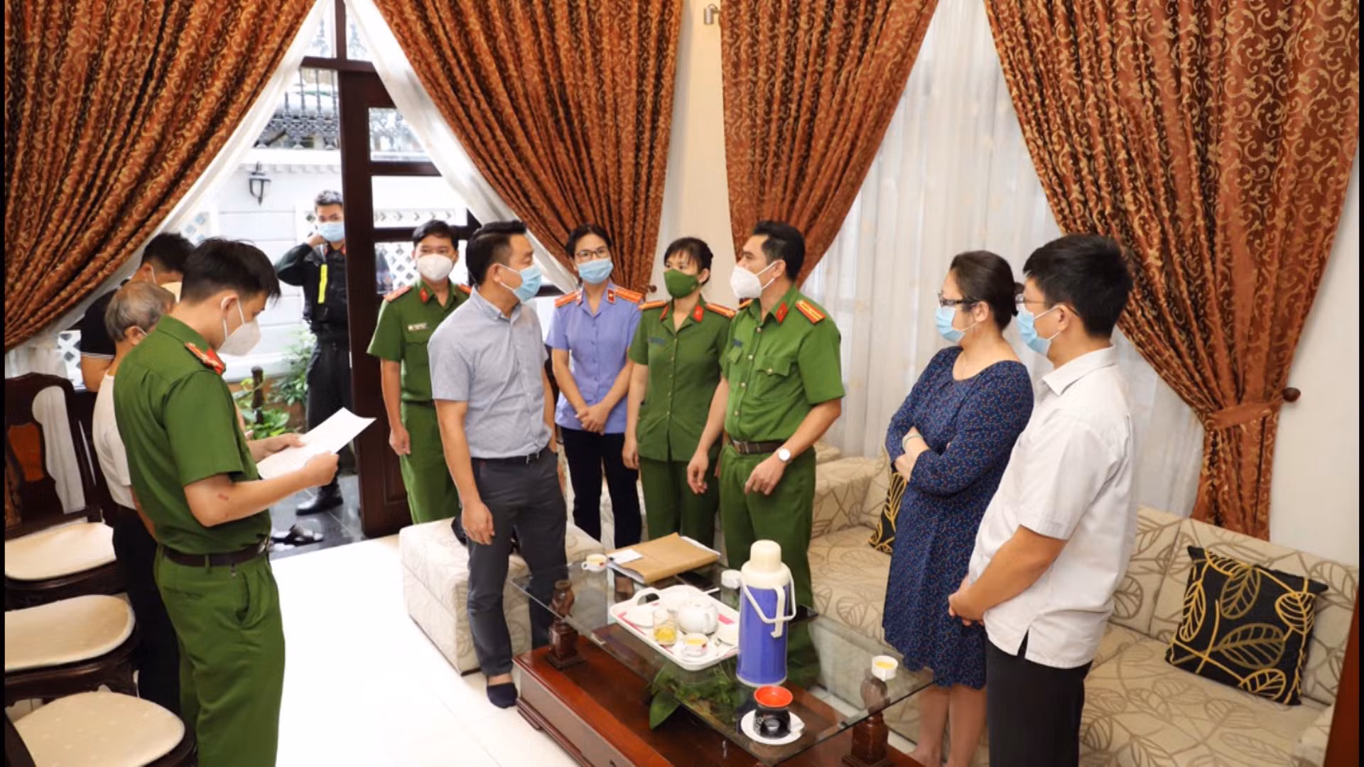 Khởi tố gần 100 bị can trong chuyên án buôn lậu, sản xuất xăng giả -0