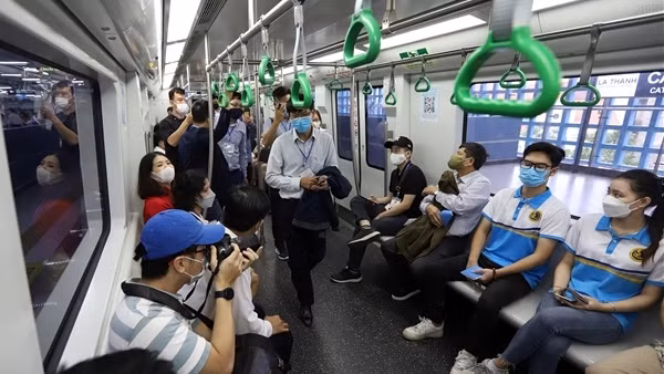 Có 20 máy quét QR Code dọc tuyến đường sắt Cát Linh-Hà Đông ảnh 1