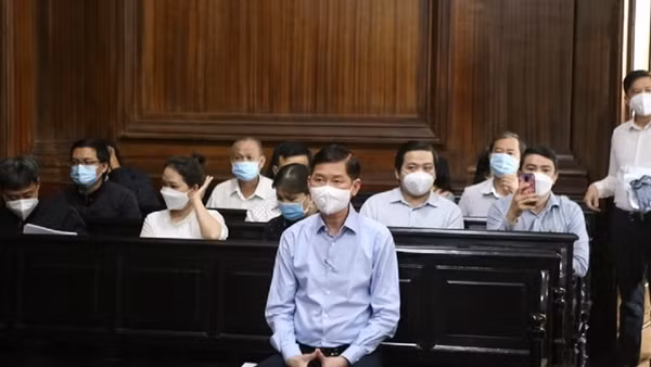 Cựu Giám đốc Sở Xây dựng xin hoãn phiên tòa vì "yếu, khó thở" ảnh 6
