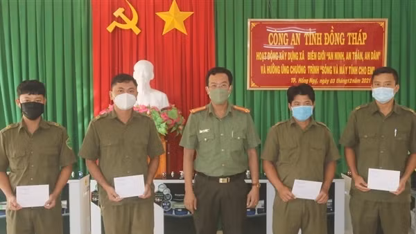 Trao quà cho học sinh vượt khó và Công an các xã biên giới