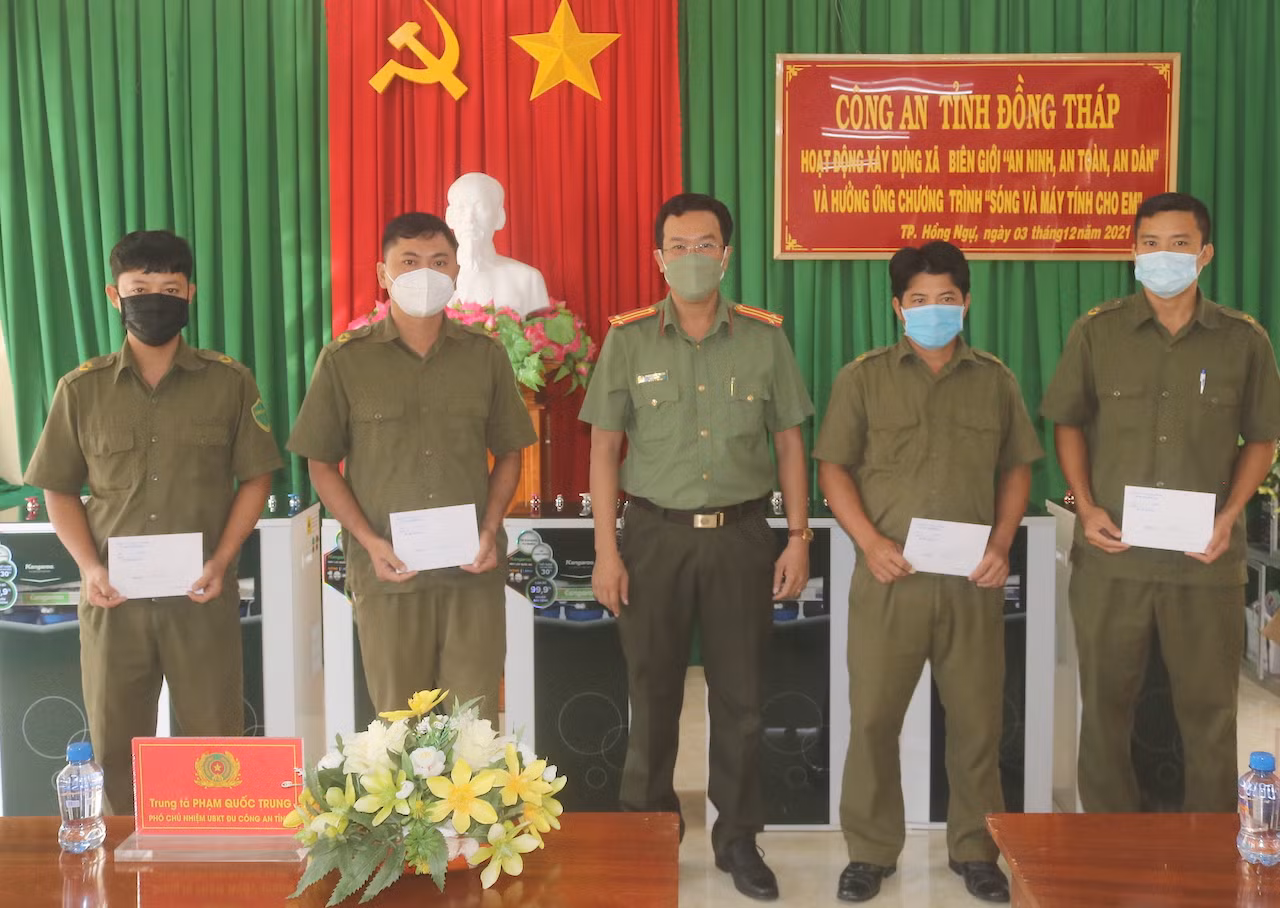 Trao quà cho học sinh, Công an các xã biên giới -0