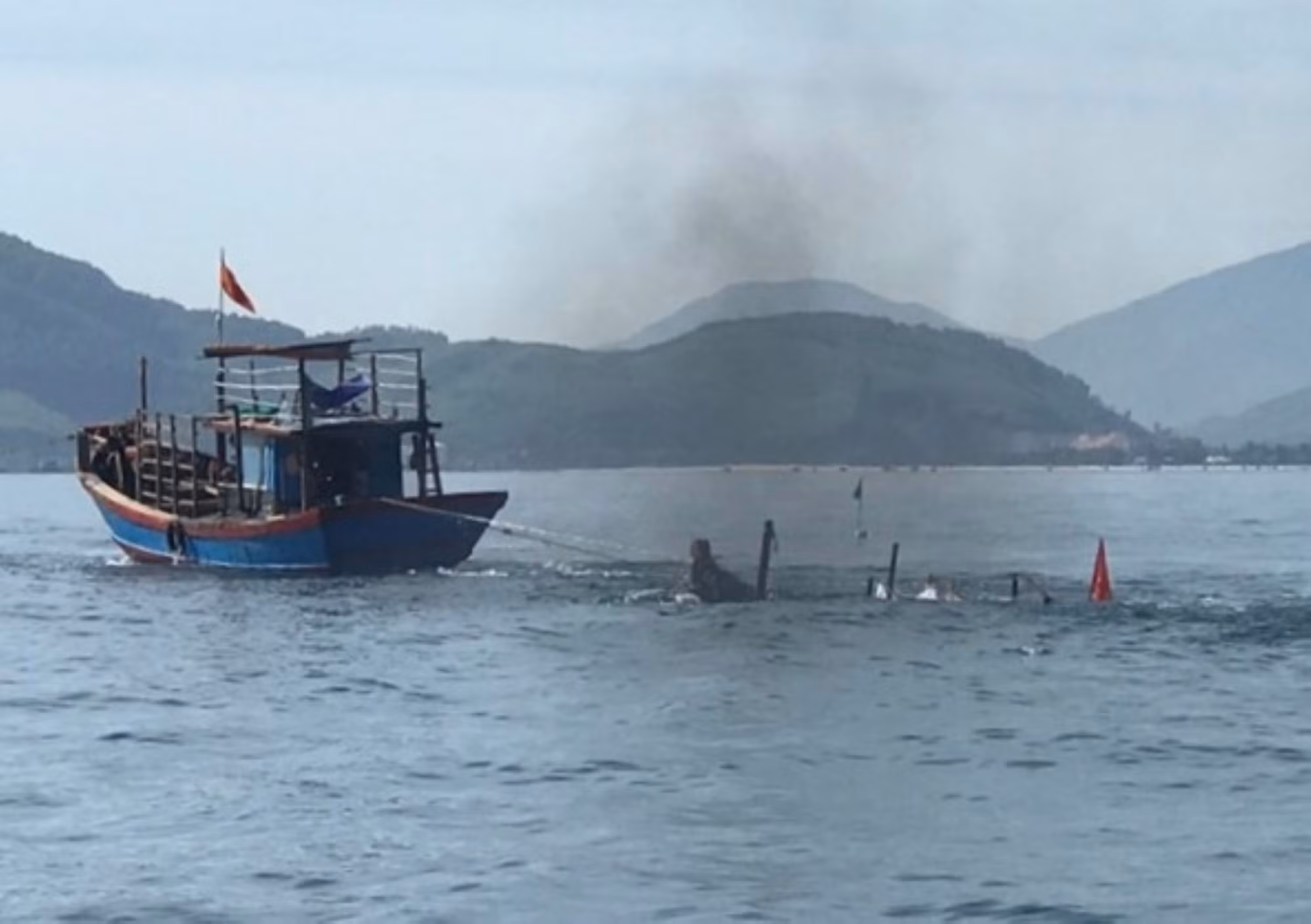 Tàu cá bị tàu hàng đâm chìm giữa biển, 12 ngư dân được cứu sống -0