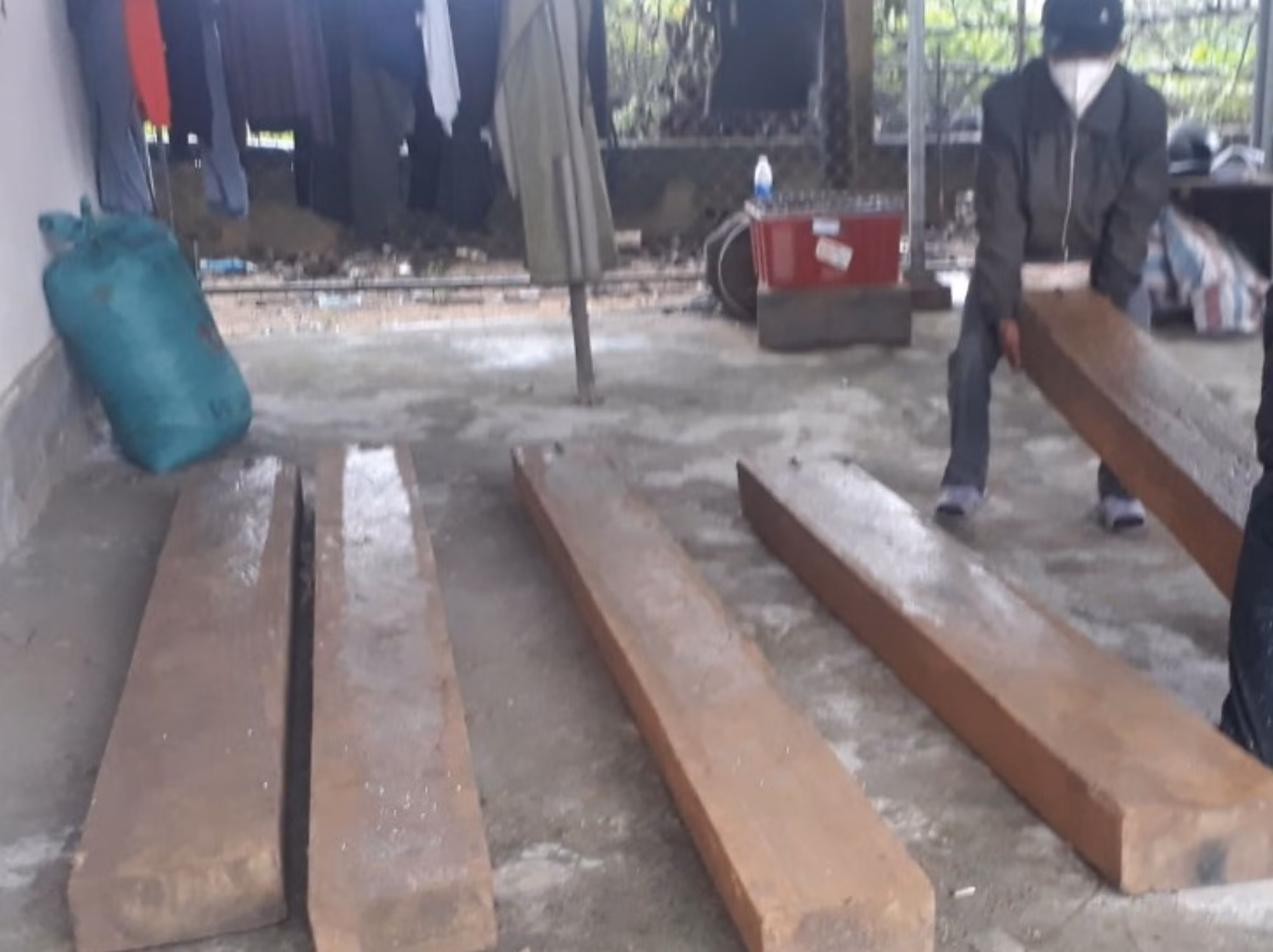Bị vây bắt, “lâm tặc” tháo chạy bỏ lại nhiều phách gỗ lậu bên sông Hữu Trạch -0
