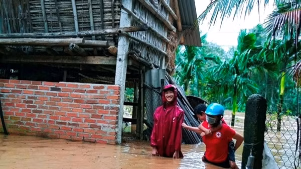 Mưa lũ trái mùa làm hàng chục nhà dân tốc mái, nhiều ghe thuyền bị chìm ảnh 5
