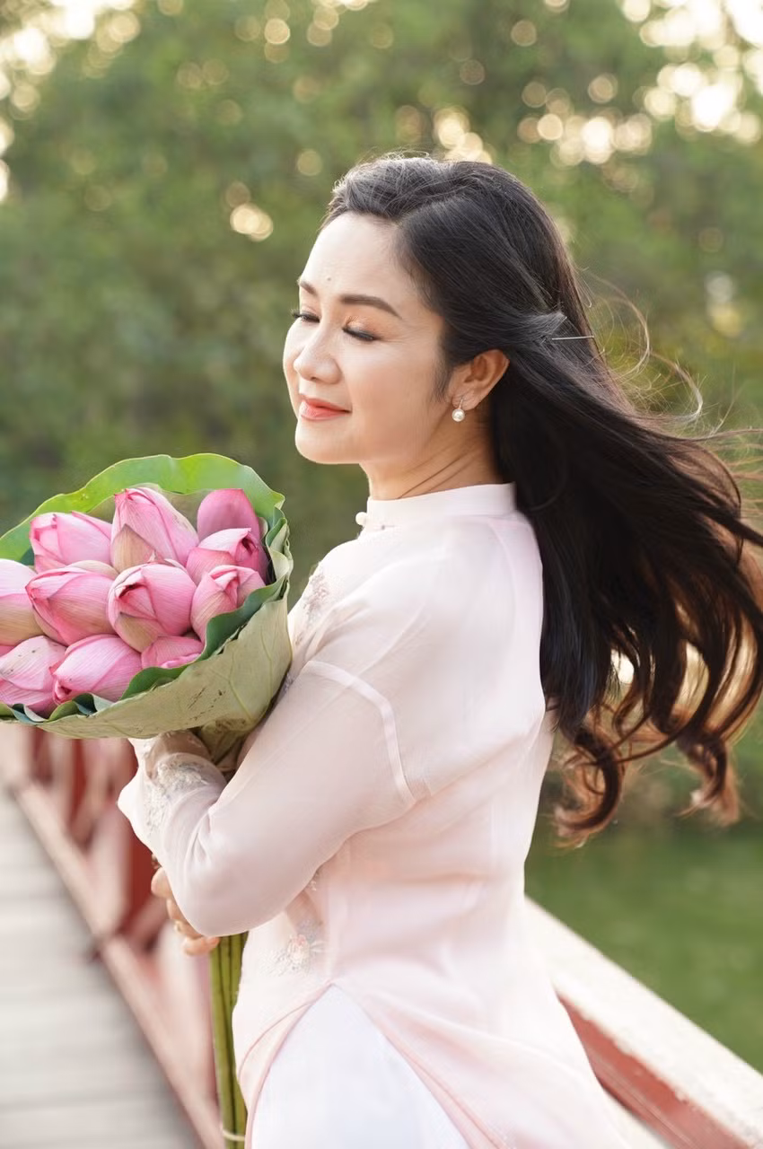 NSND Thu Hà: Người nghệ sĩ lang thang hoài trên phố -0