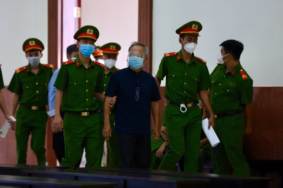 Cái giá phải trả của những người nhắm mắt làm bừa -0