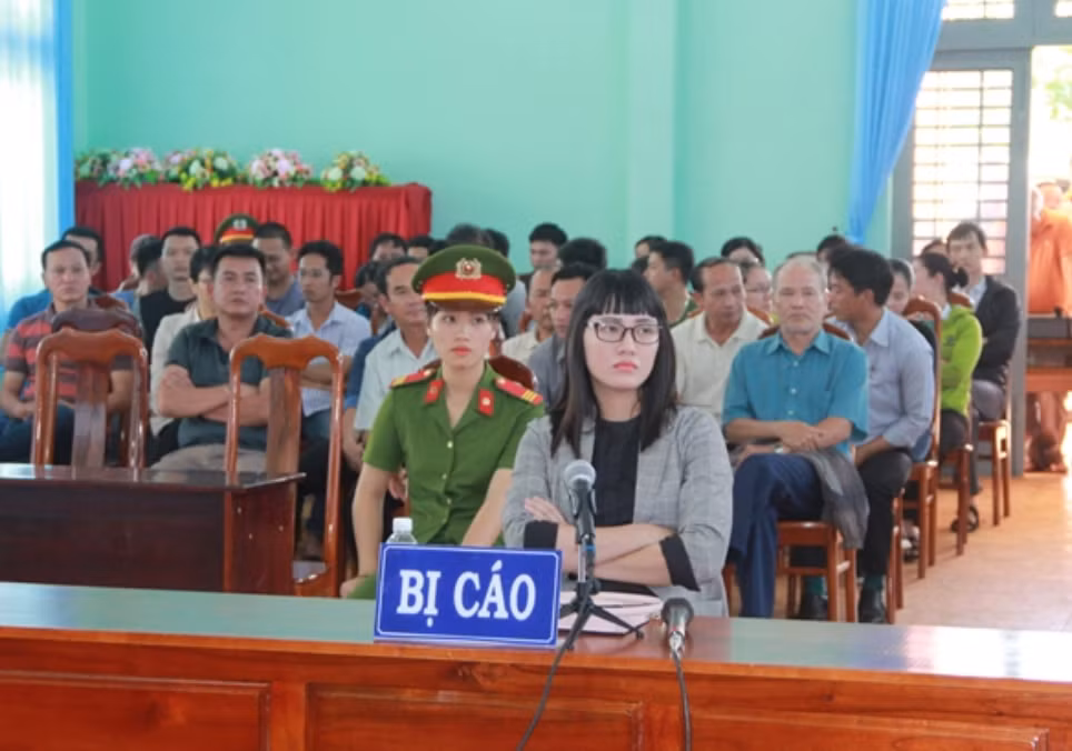 Thi hành án phạt tù bị cáo Huỳnh Thục Vy tội “Xúc phạm Quốc kỳ” -0
