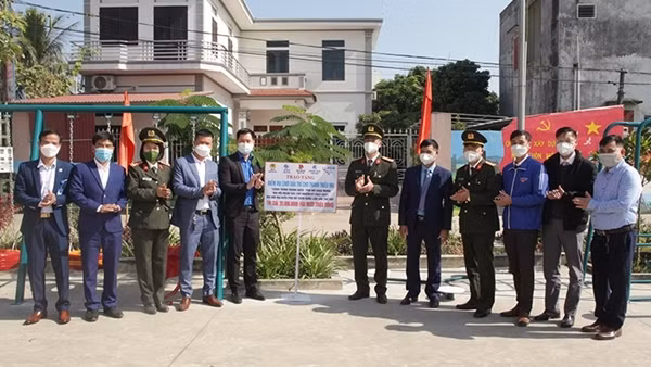 Công an tỉnh Bắc Giang dâng hương tưởng nhớ Chủ tịch Hồ Chí Minh ảnh 4
