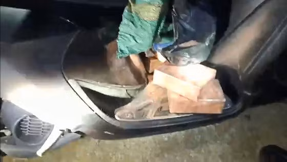 Vận chuyển 10 bánh heroin để lấy tiền công 50 triệu đồng -0