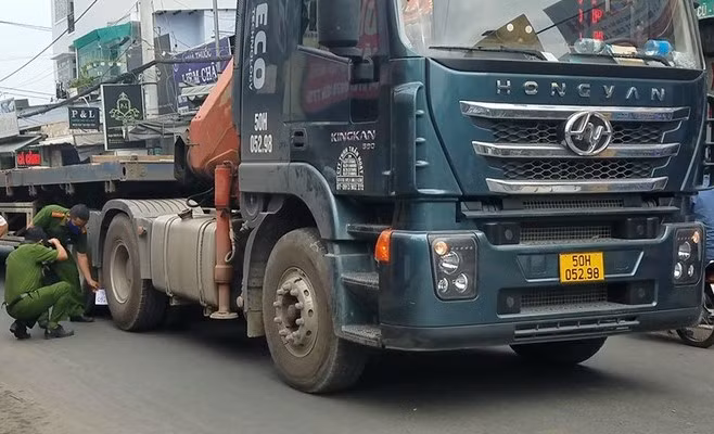 Ngã ra đường sau va chạm bị xe đầu kéo tông tử vong -0