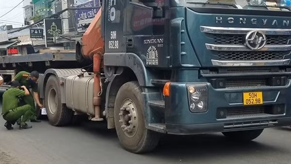 Ngã ra đường sau va chạm bị xe đầu kéo tông tử vong