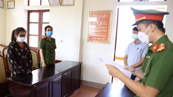Lừa đổi tiền mới, nhân viên ngân hàng chiếm đoạt hơn 4,3 tỷ đồng ảnh 2