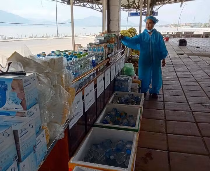  Nhiều người dân được tặng xe trên đường về quê -0