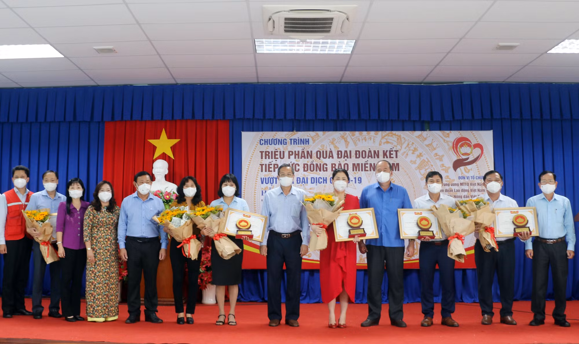 An Giang tặng 30.000 túi quà an sinh cho người dân gặp khó khăn -0