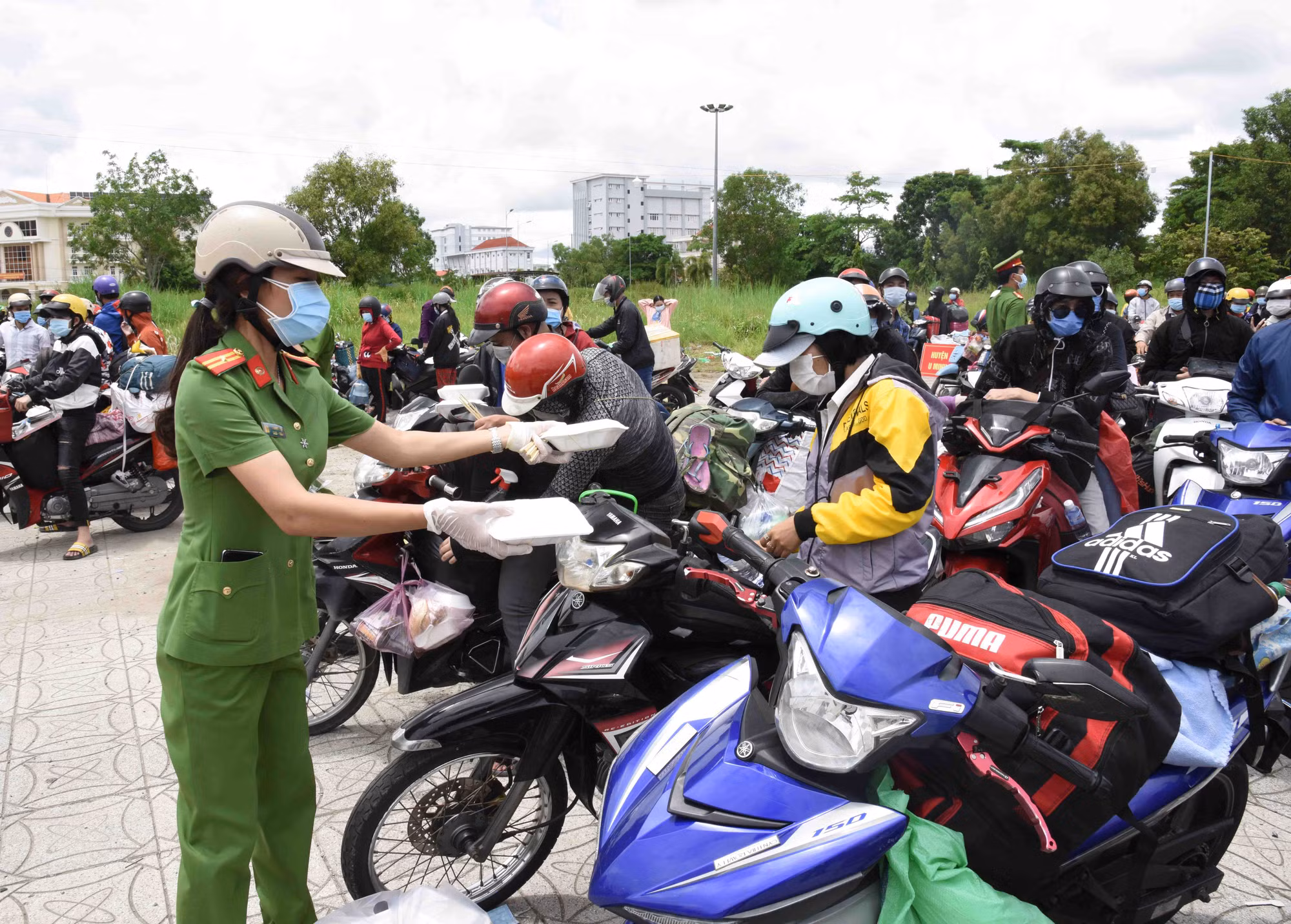 Giúp dân về quê an toàn, đảm bảo phòng, chống dịch -0