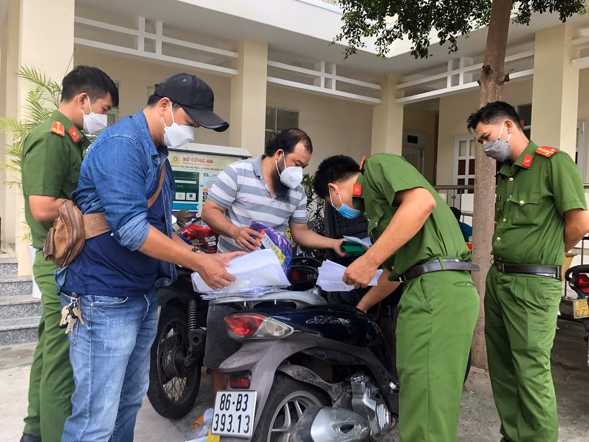 Phá đường dây làm giả giấy tờ xét nghiệm COVID - 19 -0