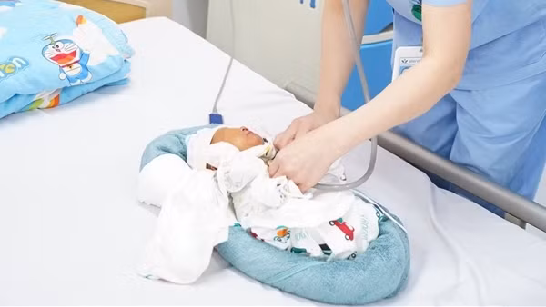 2 chiến sĩ Công an kịp thời cứu sống trẻ sơ sinh bị bỏ rơi trong bụi cây ảnh 4